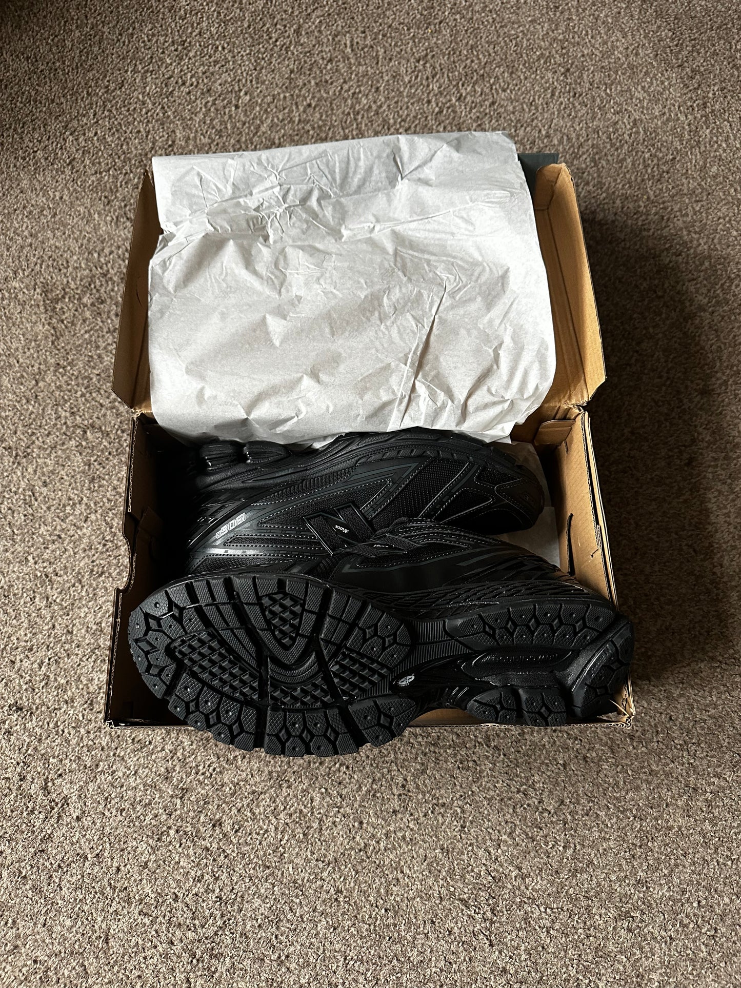 1906r New Balance - Triple Black