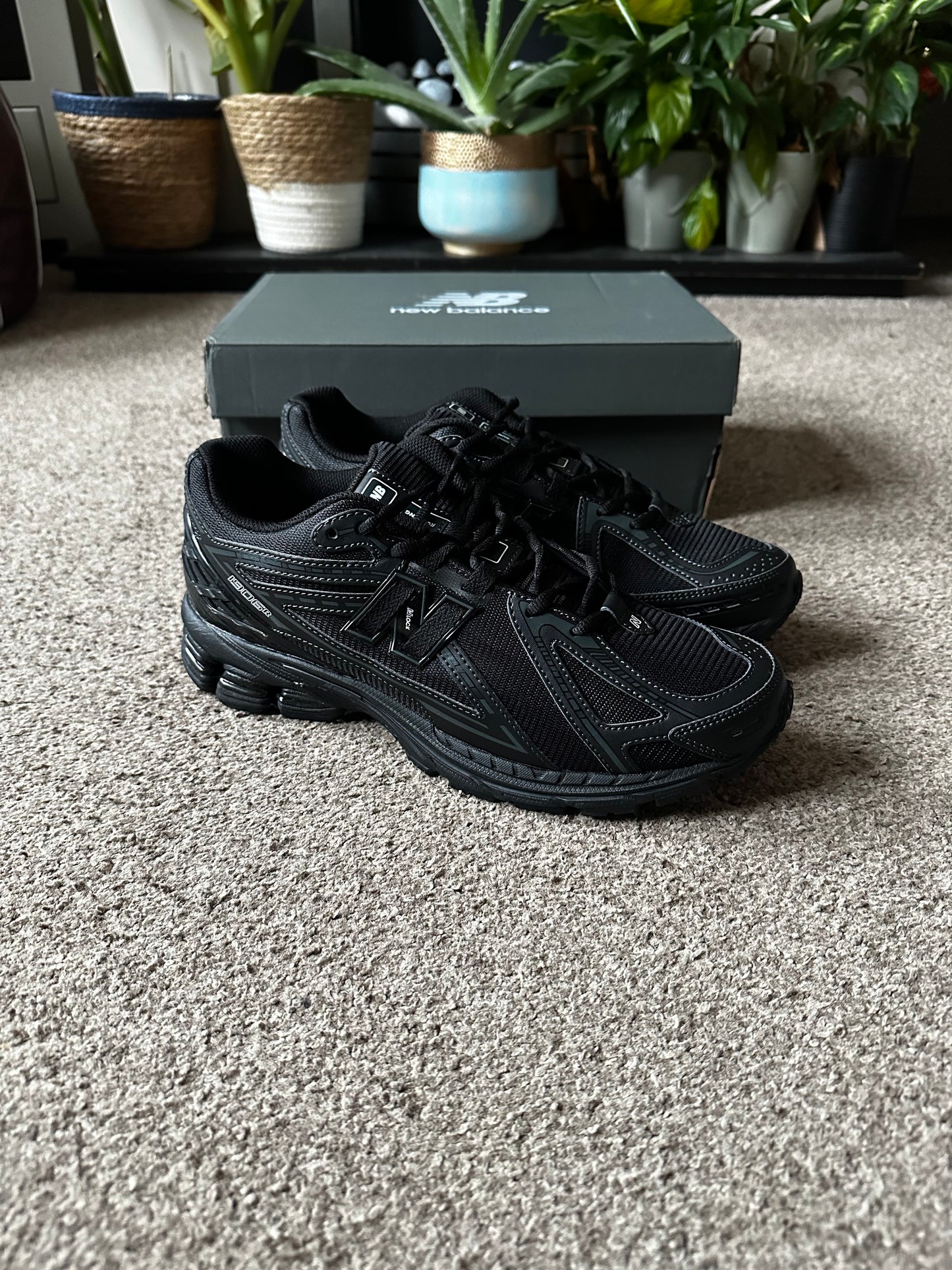 1906r New Balance - Triple Black